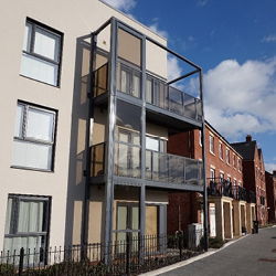 Balco’s confee balcony with glass balustrade with privacy screens